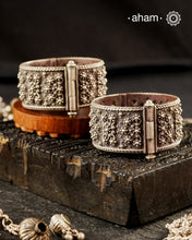 Vintage silver kada handcrafted by skilful artisans. Beautiful piece from a bygone era, that bring back memories and stories of that time. The workmanship on this is phenomenal

Price is for a pair. Incase you want a single piece, please msg us at 8884445300

Region: Unknown