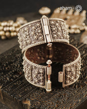 Vintage silver kada handcrafted by skilful artisans. Beautiful piece from a bygone era, that bring back memories and stories of that time. The workmanship on this is phenomenal

Price is for a pair. Incase you want a single piece, please msg us at 8884445300

Region: Unknown