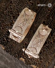 Vintage silver kada handcrafted by skilful artisans. Beautiful piece from a bygone era, that bring back memories and stories of that time.
Region: Unknown
