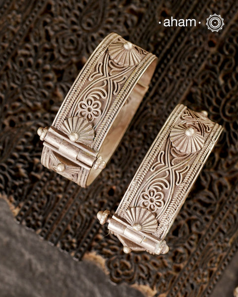 Vintage silver kada handcrafted by skilful artisans. Beautiful piece from a bygone era, that bring back memories and stories of that time.
Region: Unknown