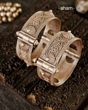 Vintage silver kada handcrafted by skilful artisans. Beautiful piece from a bygone era, that bring back memories and stories of that time.
Region: Unknown