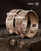Vintage silver kada handcrafted by skilful artisans. Beautiful piece from a bygone era, that bring back memories and stories of that time.
Region: Unknown
