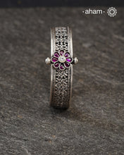 This handcrafted bangle showcases the exceptional skill of Kolhapur's master karigars, created entirely from 92.5 sterling silver with striking kemp stone accents.The bangle demonstrates superior craftsmanship through its precise construction and refined finish. Kemp highlights add textural depth and visual interest to the classic kada silhouette. An investment piece that honours traditional jewellery-making heritage while offering versatile styling for both formal occasions and daily adornment.
