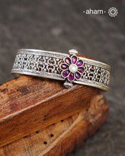 This handcrafted bangle showcases the exceptional skill of Kolhapur's master karigars, created entirely from 92.5 sterling silver with striking kemp stone accents.The bangle demonstrates superior craftsmanship through its precise construction and refined finish. Kemp highlights add textural depth and visual interest to the classic kada silhouette. An investment piece that honours traditional jewellery-making heritage while offering versatile styling for both formal occasions and daily adornment.