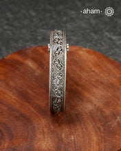 Handcrafted kada in 92.5 silver with beautiful jali work.
The price is for one piece kada only.