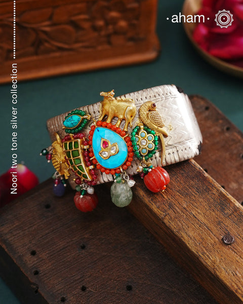 The Noori Two Tone Silver Pauchi is a beautiful and versatile piece of jewelry. The center turquoise highlight and dual tone kundan pieces add a touch of drama to the design. Expertly crafted, it is eclectic and unique. Elevate any outfit with this statement piece.
The price is for one piece kada only.