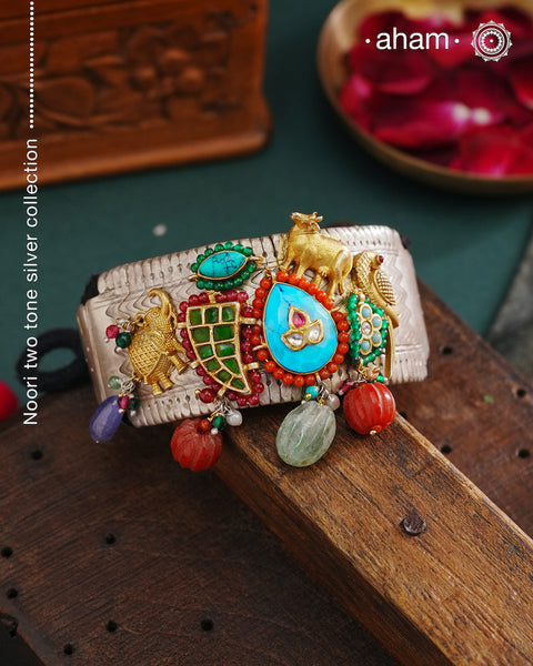 The Noori Two Tone Silver Pauchi is a beautiful and versatile piece of jewelry. The center turquoise highlight and dual tone kundan pieces add a touch of drama to the design. Expertly crafted, it is eclectic and unique. Elevate any outfit with this statement piece.
The price is for one piece kada only.