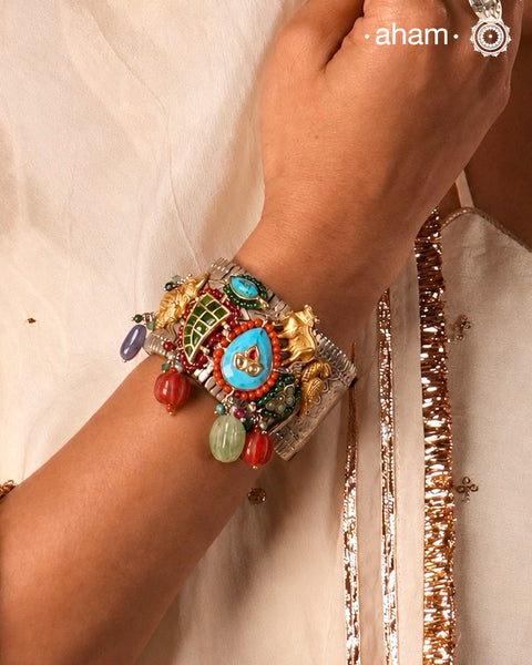 The Noori Two Tone Silver Pauchi is a beautiful and versatile piece of jewelry. The center turquoise highlight and dual tone kundan pieces add a touch of drama to the design. Expertly crafted, it is eclectic and unique. Elevate any outfit with this statement piece.