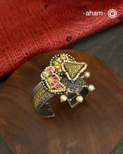 Noori two tone silver open hand cuff with a vibrant bird motif. An eclectic mix of elements, with a play of colours, textures, forms and workmanship. Handcrafted in 92.5 Sterling Silver with two tones that make them so versatile and unique. Modern Heirloom pieces that can be worn across generations.


The price is for one piece kada only.