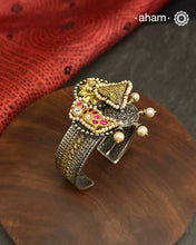 Noori two tone silver open hand cuff with a vibrant bird motif. An eclectic mix of elements, with a play of colours, textures, forms and workmanship. Handcrafted in 92.5 Sterling Silver with two tones that make them so versatile and unique. Modern Heirloom pieces that can be worn across generations.


The price is for one piece kada only.