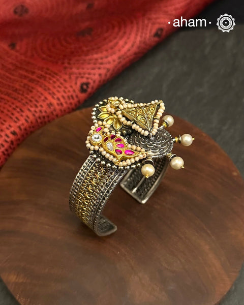 Noori two tone silver open hand cuff with a vibrant bird motif. An eclectic mix of elements, with a play of colours, textures, forms and workmanship. Handcrafted in 92.5 Sterling Silver with two tones that make them so versatile and unique. Modern Heirloom pieces that can be worn across generations.


The price is for one piece kada only.