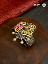 Noori two tone silver open hand cuff with a vibrant bird motif. An eclectic mix of elements, with a play of colours, textures, forms and workmanship. Handcrafted in 92.5 Sterling Silver with two tones that make them so versatile and unique. Modern Heirloom pieces that can be worn across generations.


The price is for one piece kada only.