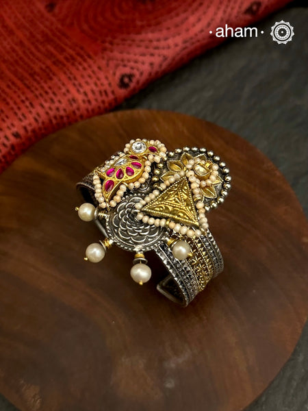 Noori two tone silver open hand cuff with a vibrant bird motif. An eclectic mix of elements, with a play of colours, textures, forms and workmanship. Handcrafted in 92.5 Sterling Silver with two tones that make them so versatile and unique. Modern Heirloom pieces that can be worn across generations.


The price is for one piece kada only.