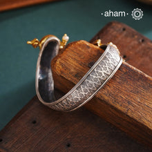 This Noori Two Tone Lapiz Stone Silver Cuff is a work of art. The cuff features a lapiz stone with kundan peacock on one side and a beautiful paisley on the other, creating a classic dual tone design. Expertly crafted, this cuff is a stunning addition to any jewellery collection, fusing modernity and tradition together.