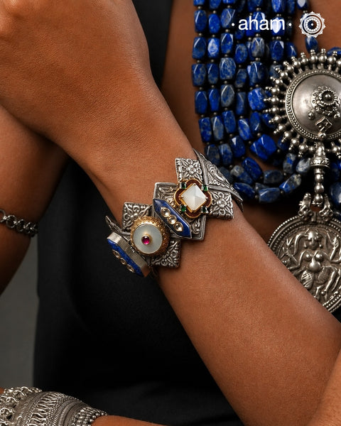 Noori hand cuff with a play of colours, textures, forms and workmanship. Crafted in 92.5 Sterling Silver with two tones that make them so versatile and unique.
The price is for one piece kada only.