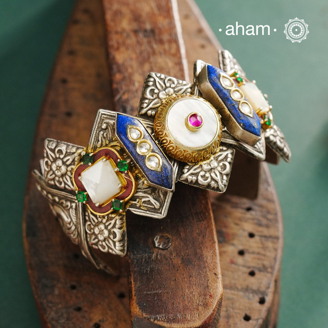 Noori hand cuff with a play of colours, textures, forms and workmanship. Crafted in 92.5 Sterling Silver with two tones that make them so versatile and unique.
The price is for one piece kada only.