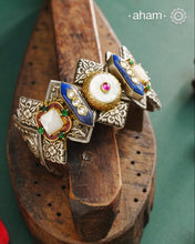 Noori hand cuff with a play of colours, textures, forms and workmanship. Crafted in 92.5 Sterling Silver with two tones that make them so versatile and unique.
The price is for one piece kada only.&nbsp;