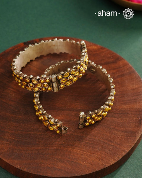 Enhance your style with the timeless elegance of the Dual Tone Silver Kada. Handcrafted by skilled karigars in Barmer, Rajasthan, this earring features traditional Bandhel work, where a thin sheet of hand beaten 22 carat gold is set on 92.5 silver using a unique wax setting technique. A classic representation of fine Indian craftsmanship.
Comes as a pair.