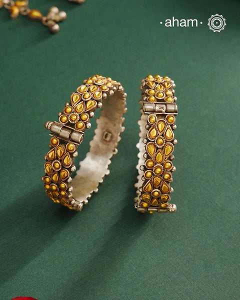 Enhance your style with the timeless elegance of the Dual Tone Silver Kada. Handcrafted by skilled karigars in Barmer, Rajasthan, this earring features traditional Bandhel work, where a thin sheet of hand beaten 22 carat gold is set on 92.5 silver using a unique wax setting technique. A classic representation of fine Indian craftsmanship.
Comes as a pair.