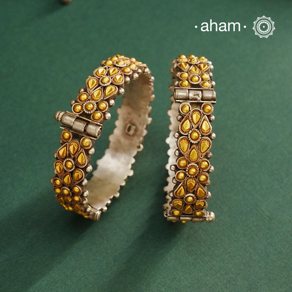 Enhance your style with the timeless elegance of the Dual Tone Silver Kada. Handcrafted by skilled karigars in Barmer, Rajasthan, this earring features traditional Bandhel work, where a thin sheet of hand beaten 22 carat gold is set on 92.5 silver using a unique wax setting technique. A classic representation of fine Indian craftsmanship.
Comes as a pair.