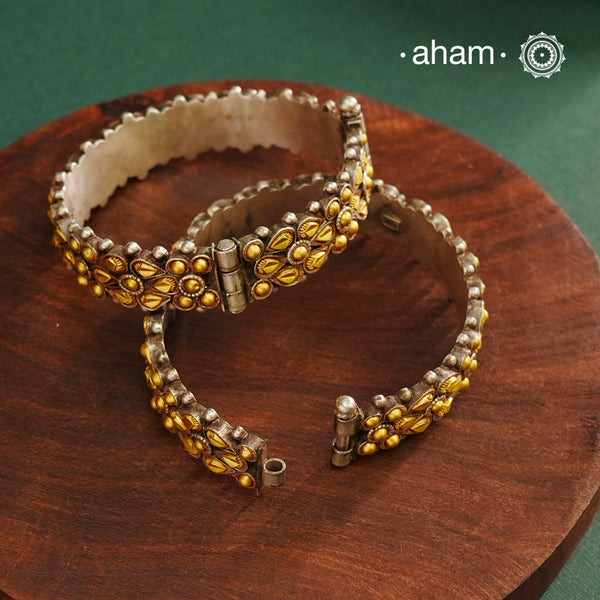Enhance your style with the timeless elegance of the Dual Tone Silver Kada. Handcrafted by skilled karigars in Barmer, Rajasthan, this earring features traditional Bandhel work, where a thin sheet of hand beaten 22 carat gold is set on 92.5 silver using a unique wax setting technique. A classic representation of fine Indian craftsmanship.
Comes as a pair.