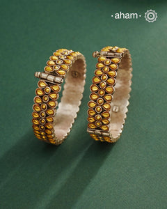 Enhance your style with the timeless elegance of the Dual Tone Silver Kada. Handcrafted by skilled karigars in Barmer, Rajasthan, this earring features traditional Bandhel work, where a thin sheet of hand beaten 22 carat gold is set on 92.5 silver using a unique wax setting technique. A classic representation of fine Indian craftsmanship.
Comes as a pair.