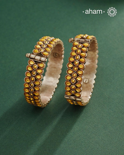 Enhance your style with the timeless elegance of the Dual Tone Silver Kada. Handcrafted by skilled karigars in Barmer, Rajasthan, this earring features traditional Bandhel work, where a thin sheet of hand beaten 22 carat gold is set on 92.5 silver using a unique wax setting technique. A classic representation of fine Indian craftsmanship.
Comes as a pair.
