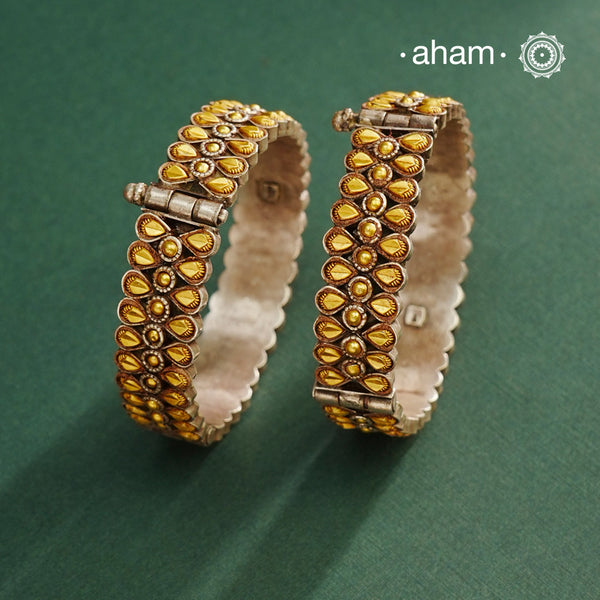 Enhance your style with the timeless elegance of the Dual Tone Silver Kada. Handcrafted by skilled karigars in Barmer, Rajasthan, this earring features traditional Bandhel work, where a thin sheet of hand beaten 22 carat gold is set on 92.5 silver using a unique wax setting technique. A classic representation of fine Indian craftsmanship.
Comes as a pair.