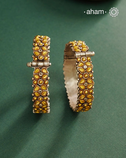 Enhance your style with the timeless elegance of the Dual Tone Silver Kada. Handcrafted by skilled karigars in Barmer, Rajasthan, this earring features traditional Bandhel work, where a thin sheet of hand beaten 22 carat gold is set on 92.5 silver using a unique wax setting technique. A classic representation of fine Indian craftsmanship.
Comes as a pair.
