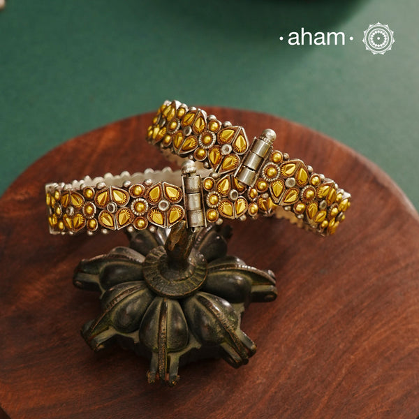 Enhance your style with the timeless elegance of the Dual Tone Silver Kada. Handcrafted by skilled karigars in Barmer, Rajasthan, this earring features traditional Bandhel work, where a thin sheet of hand beaten 22 carat gold is set on 92.5 silver using a unique wax setting technique. A classic representation of fine Indian craftsmanship.
Comes as a pair.