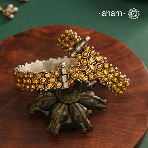 Enhance your style with the timeless elegance of the Dual Tone Silver Kada. Handcrafted by skilled karigars in Barmer, Rajasthan, this earring features traditional Bandhel work, where a thin sheet of hand beaten&nbsp;22 carat gold is set on 92.5 silver using a unique wax setting technique. A classic representation of fine Indian craftsmanship.
Comes as a pair.
