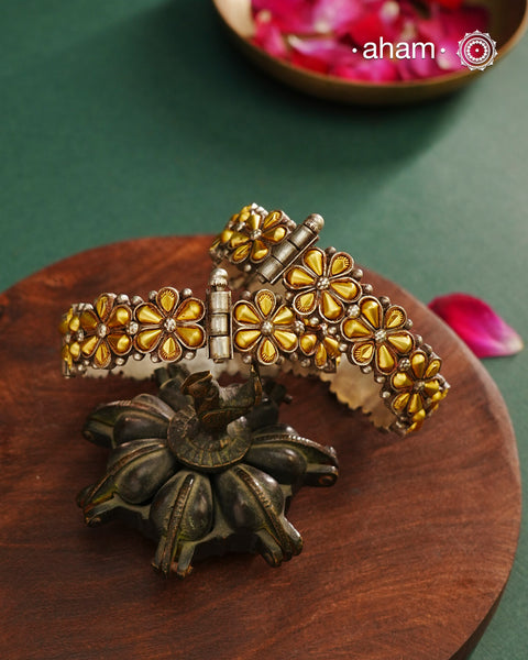 Enhance your style with the timeless elegance of the Dual Tone Silver Kadas. Handcrafted by skilled karigars in Barmer, Rajasthan, this earring features traditional Bandhel work, where a thin sheet of hand beaten 22 carat gold is fused with 92.5 silver and then set on 92.5 silver using a unique wax filling technique. A classic representation of Indian craftsmanship.
Comes as a pair.