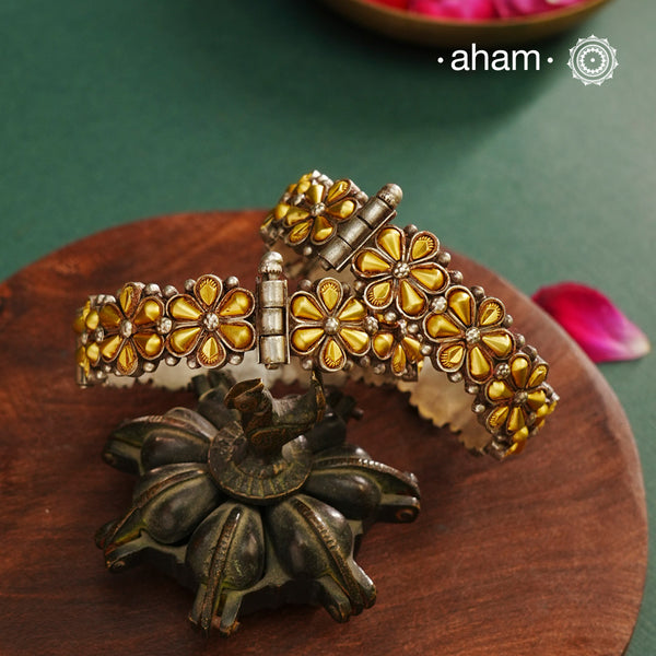 Enhance your style with the timeless elegance of the Dual Tone Silver Kadas. Handcrafted by skilled karigars in Barmer, Rajasthan, this earring features traditional Bandhel work, where a thin sheet of hand beaten 22 carat gold is fused with 92.5 silver and then set on 92.5 silver using a unique wax filling technique. A classic representation of Indian craftsmanship.
Comes as a pair.