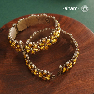 Enhance your style with the timeless elegance of the Dual Tone Silver Kadas. Handcrafted by skilled karigars in Barmer, Rajasthan, this earring features traditional Bandhel work, where a thin sheet of hand beaten 22 carat gold is fused with 92.5 silver and then set on 92.5 silver using a unique wax filling technique. A classic representation of Indian craftsmanship.
Comes as a pair.