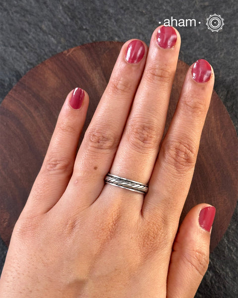 Handcrafted silver band ring in 92.5 silver. This one is a beautiful fidget ring where the center patterned portion rotates