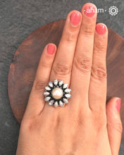 Adjustable pearl flower ring in 92.5 sterling silver.
A versatile ring that works with most outfits.