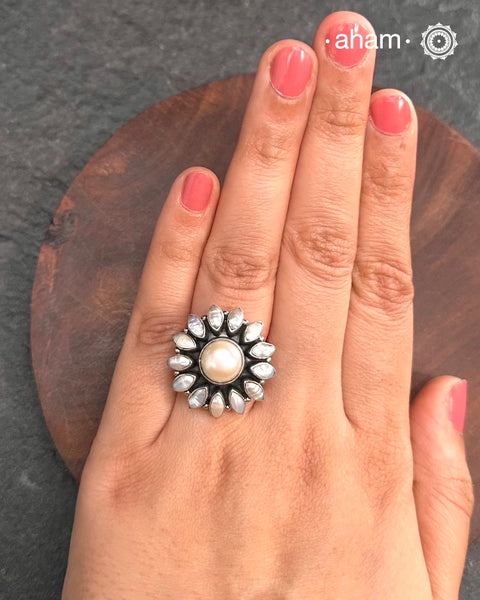 Adjustable pearl flower ring in 92.5 sterling silver.
A versatile ring that works with most outfits.