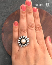 Adjustable pearl flower ring in 92.5 sterling silver.
A versatile ring that works with most outfits.