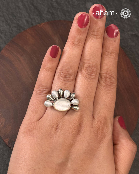 Adjustable pearl flower ring in 92.5 sterling silver.A versatile ring that works with most outfits.