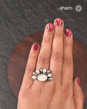 Adjustable pearl flower ring in 92.5 sterling silver.A versatile ring that works with most outfits.
