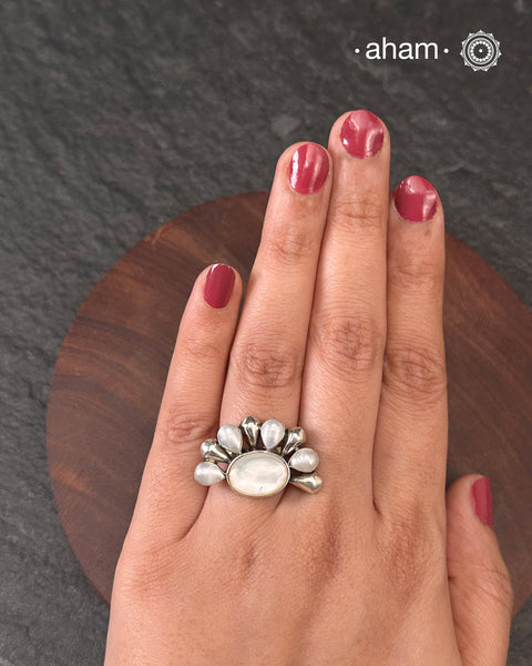 Adjustable pearl flower ring in 92.5 sterling silver.A versatile ring that works with most outfits.