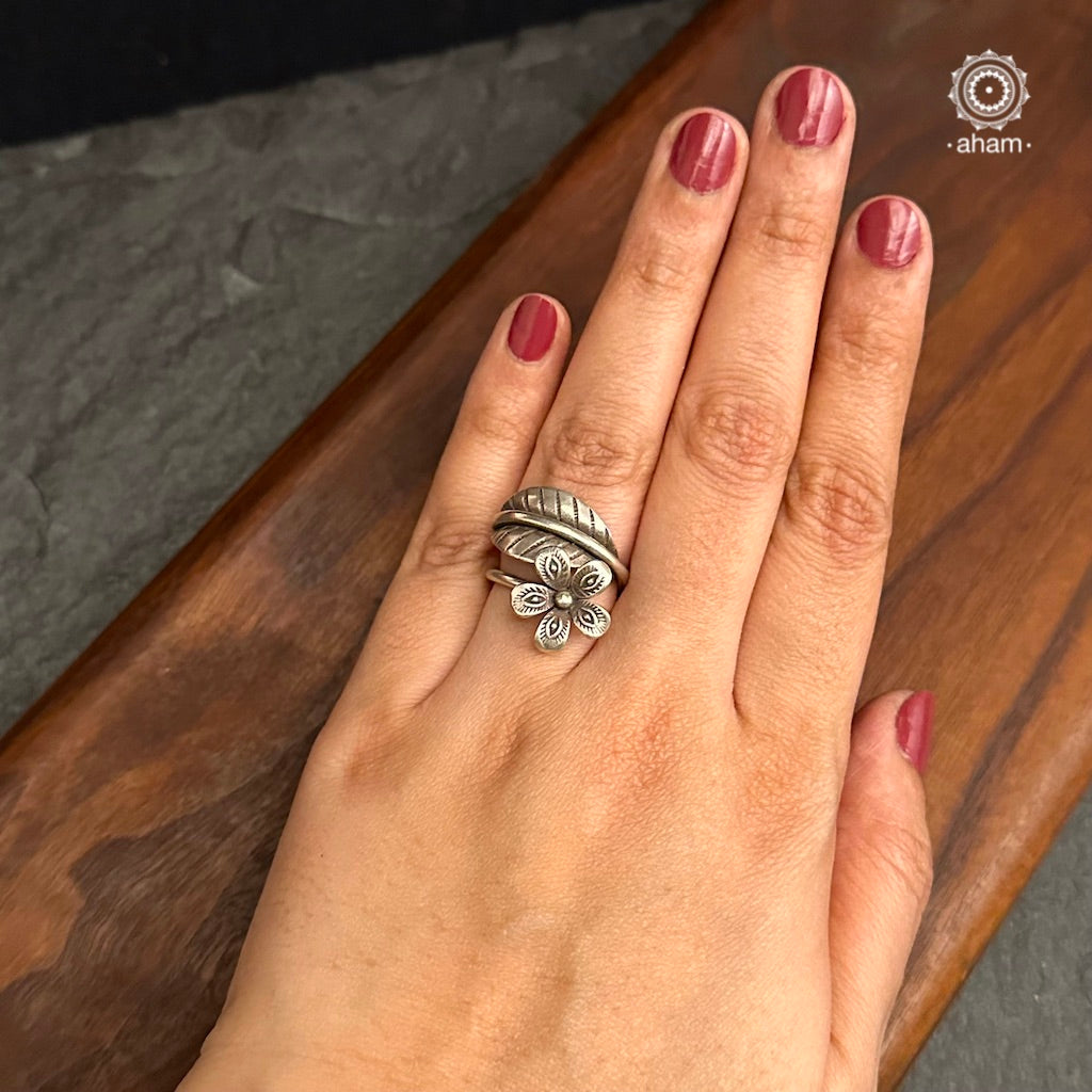 Adjustable Ring in 92.5 sterling silver with a leaf and flower.
Simple pieces that add so much grace and elegance to your look.