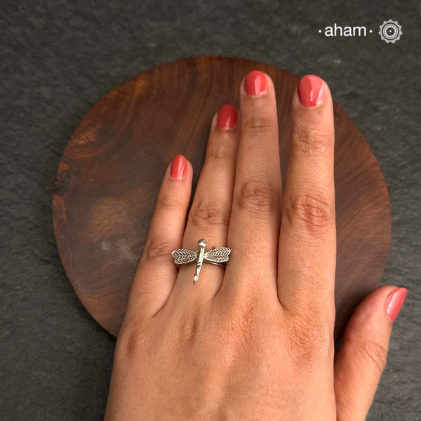 Adjustable Ring in 92.5 sterling silver with Flower stone setting.
Perfect piece to add some glamour to your look.