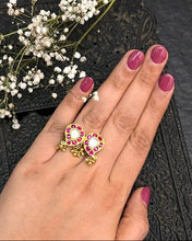Festive gold polish adjustable ring with an elegant Paisley motif, handcrafted in silver. Perfect for special occasions and festivities. 