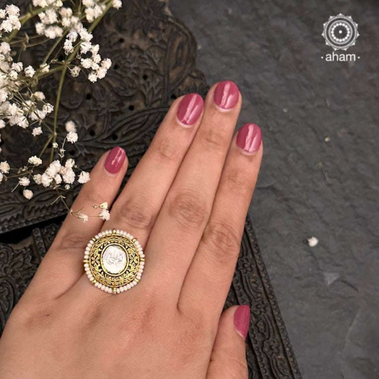 This Festive Kundan Gold Polish Silver Ring brings together the classic elegance of the Victorian era with modern glamor. Crafted from gold-polished silver, it features a kundan center stone and is embellished with pearls for an extra luxurious look. Perfect for those special occasions!