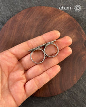 There is something so alluring about vintage tribal jewellery. They carry stories of the place and people they belong to. This beautiful vintage Tribal two finger silver ring from Rajasthan will be a great addition to your collection.
It may have slight irregularities because it is a one-of-a-kind vintage piece.