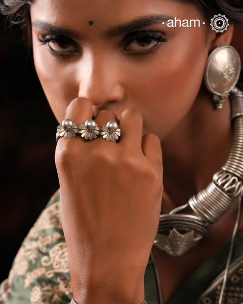 There is something so alluring about vintage tribal jewellery. They carry stories of the place and people they belong to. This beautiful vintage Tribal two finger silver ring from Rajasthan will be a great addition to your collection.
It may have slight irregularities because it is a one-of-a-kind vintage piece.