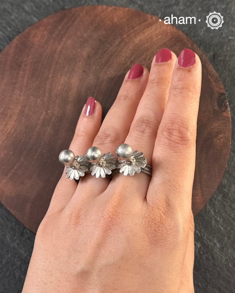 There is something so alluring about vintage tribal jewellery. They carry stories of the place and people they belong to. This beautiful vintage Tribal two finger silver ring from Rajasthan will be a great addition to your collection.
It may have slight irregularities because it is a one-of-a-kind vintage piece.