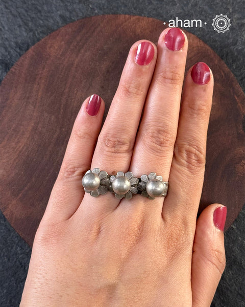 There is something so alluring about vintage tribal jewellery. They carry stories of the place and people they belong to. This beautiful vintage Tribal two finger silver ring from Rajasthan will be a great addition to your collection.
It may have slight irregularities because it is a one-of-a-kind vintage piece.