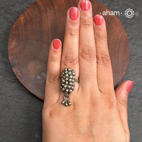 There is something so alluring about vintage tribal jewellery. They carry stories of the place and people they below to. This beautiful vintage Tribal silver ghunroo ring from Rajasthan will be a great addition to your collection. It may have slight irregularities because it is a one-of-a-kind vintage piece.